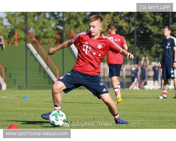 传奇球星克洛泽受邀参观拜仁青训营 传奇球星克洛泽受邀参观拜仁青训营